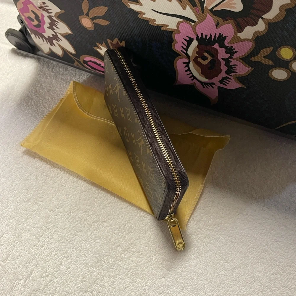 Louis Vuitton style wallet with zipper closure - Picture 2 of 7